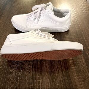 Vans old skool classic tumble shoe. White leather. Unisex  M/7 W/8.5